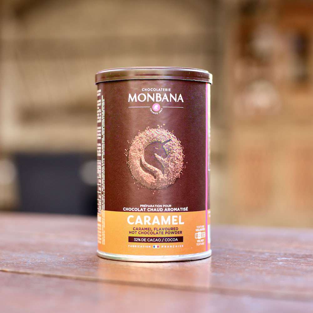 Boite de 250gr sur une table de chocolat en poudre aromatisé caramel de monbana